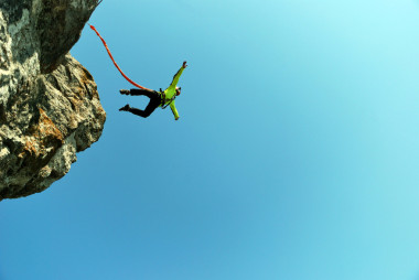用一根绳子悬崖跳转.图片