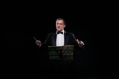 樂隊指揮在黑暗攝影棚的黑色禮服