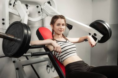 在健身房概念鍛煉健康的生活方式運(yùn)動(dòng)的女孩