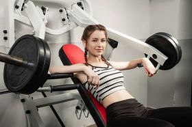 在健身房概念锻炼健康的生活方式运动的女孩