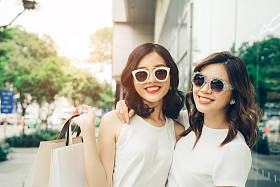 两个女孩与购物袋