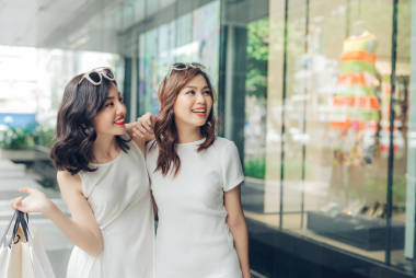 兩個(gè)女孩與購(gòu)物袋