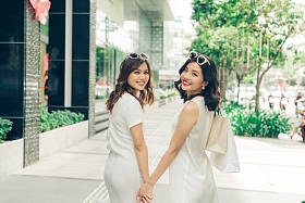 两个女孩与购物袋图片