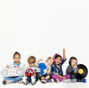 孩子们戴着耳机