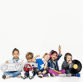 孩子们戴着耳机