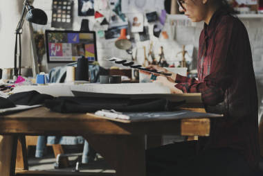 時裝設計師在車間