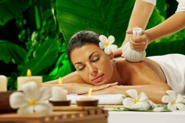 年輕漂亮的女人在 spa 的環(huán)境中的肖像