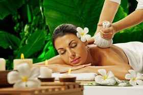 年轻漂亮的女人在 spa 的环境中的肖像