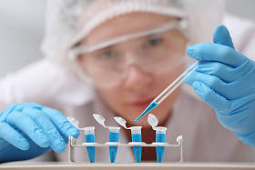 科学家滴样本照片