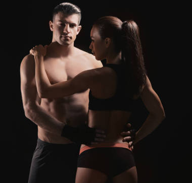 運動對年輕的夫婦訓練在一起