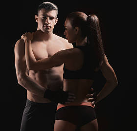 运动对年轻的夫妇训练在一起