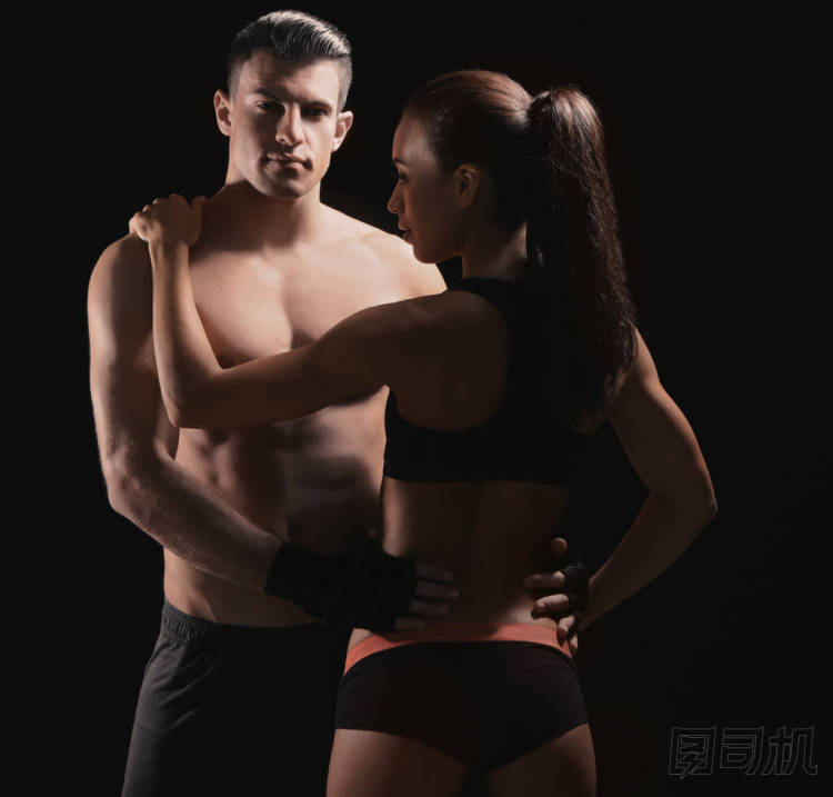 運(yùn)動(dòng)對(duì)年輕的夫婦訓(xùn)練在一起