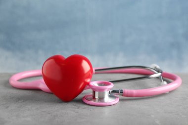 听诊器和红色的心