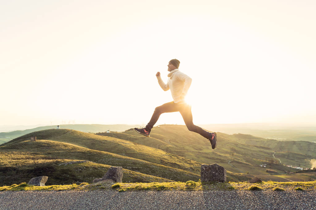 跑步和跳跃的人图片 跑步和跳跃的人图片