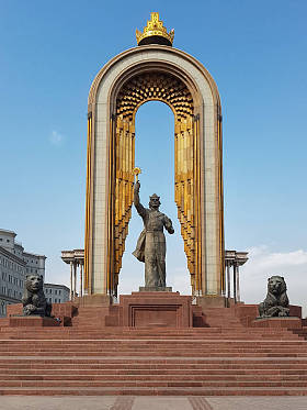 杜尚别，塔吉克斯坦-三月 15，Ismoil 索莫尼在城市中心的 2016:Statue