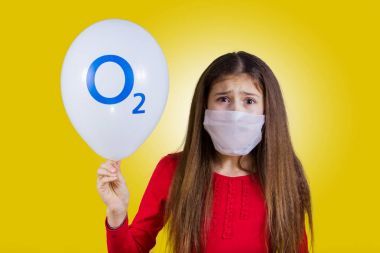 小女孩戴著面具保護(hù)