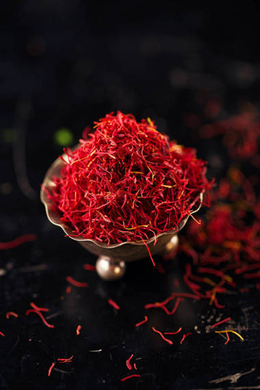 在老式碗藏紅花香料線程 照片