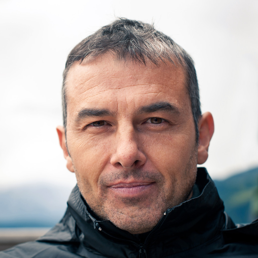 关闭了室外的男子画像图片 关闭了室外的男子画像图片