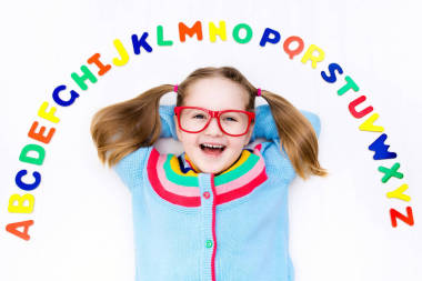 兒童學(xué)習(xí)字母和閱讀照片