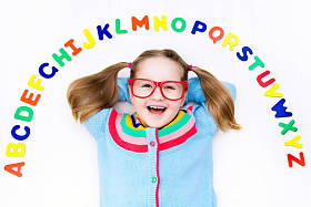 儿童学习字母和阅读照片