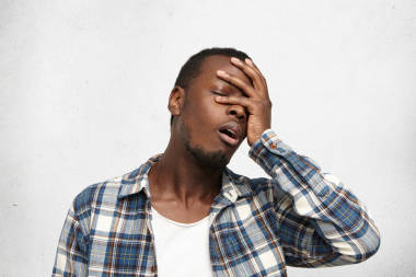 学生摸脸与手图片