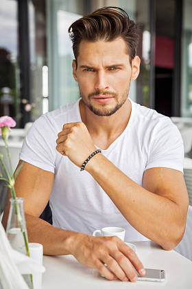 性感的英俊男人的肖像图片