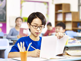 亚洲小学学生课堂学习图片