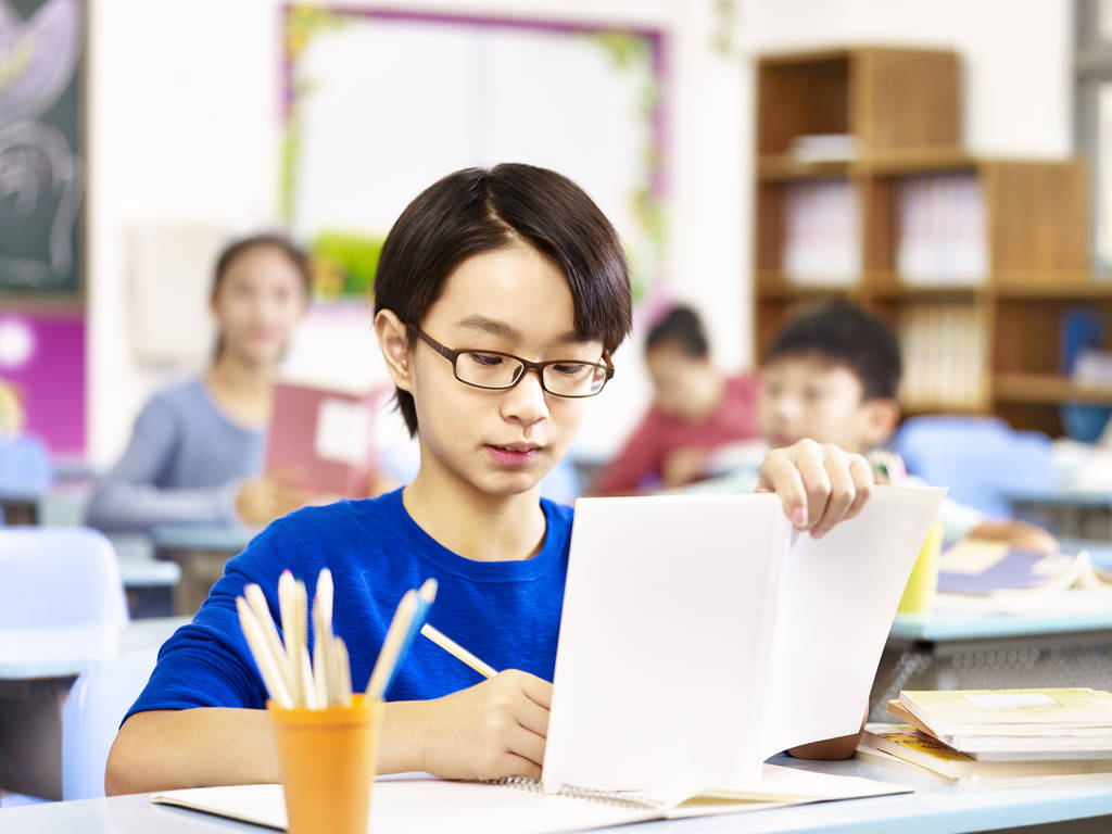 亚洲小学学生课堂学习图片