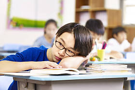 亚洲小学男孩想在教室里图片