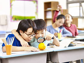 爱玩和好奇亚洲小学学生图片
