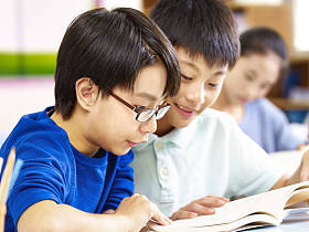 两个亚洲学生一起在教室