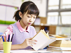亚洲学生在教室里看书照片