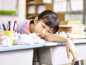 失意亚洲小学女孩图片