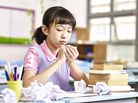 失意亚洲小学女孩照片