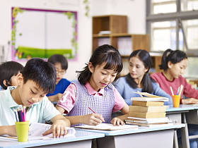 亚洲小学生在课堂照片
