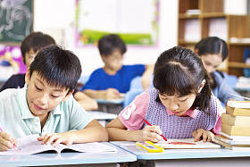 亚洲小学学生在教室里 