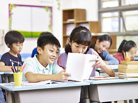 亚洲小学学生在教室