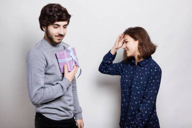 這是兩個(gè)真正朋友的照片一個(gè)時(shí)髦的家伙準(zhǔn)備給他的朋友送禮物一個(gè)快樂(lè)的年輕女人