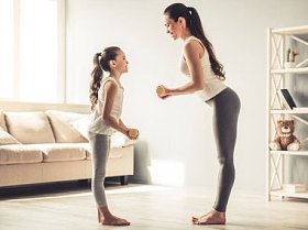 妈妈和女儿工作照片