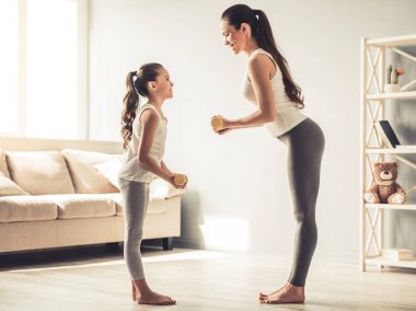 妈妈和女儿工作照片 妈妈和女儿工作照片