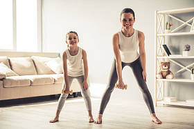 妈妈和女儿工作图片