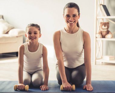 妈妈和女儿工作