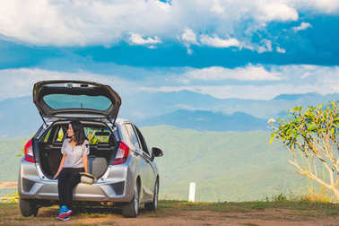 女性旅行者坐在兩廂車