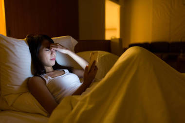 有關(guān)使用數(shù)字平板電腦的女人感覺眼痛