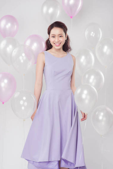 粉色氣球的女人圖片