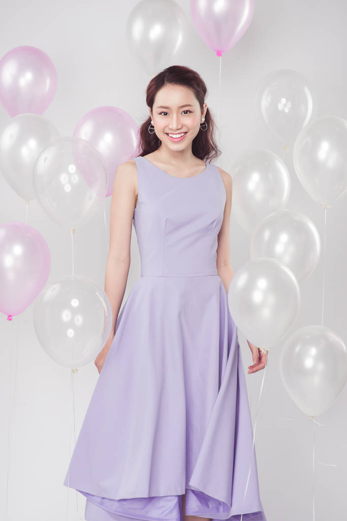 粉色气球的女人图片