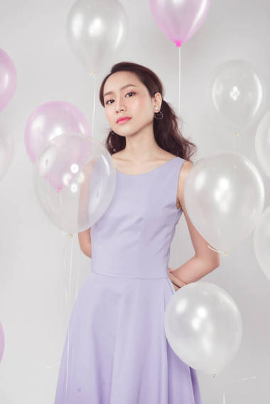 粉色气球的女人图片