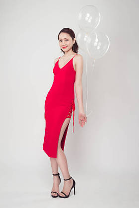 穿红衣服的女人照片