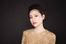 金色礼服的女人照片