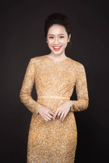 金色礼服的女人